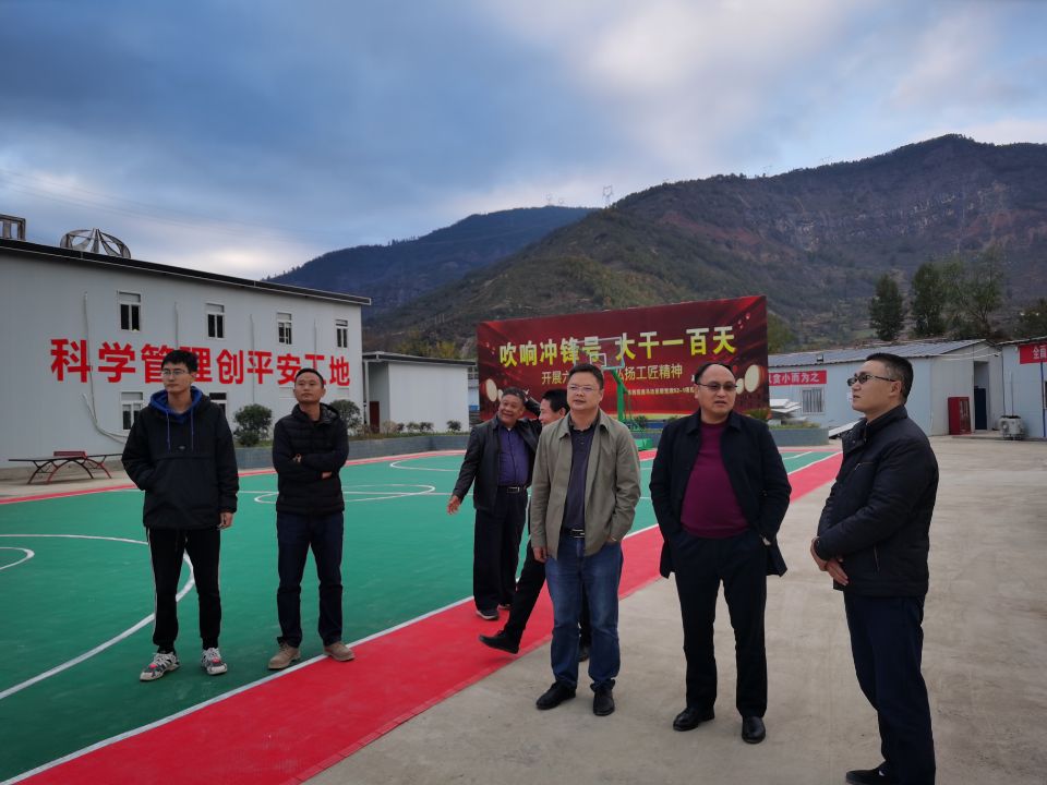 美姑县副县长的日阿体调研乐西项目建设情况