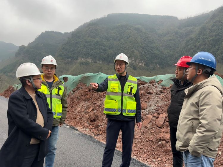 昭普（乐西）公司党委书记、董事长周礼中赴雷波代表处调研督导通车收官工作