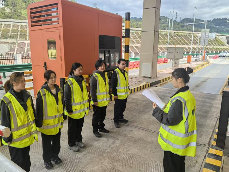 强化服务意识 提升保通能力——乐西高速建设收费站开展收费系统故障应急演练