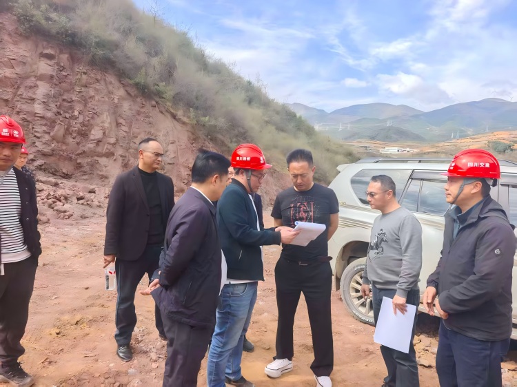 布拖县委常委吉曲为石调研昭普高速布拖段建设情况